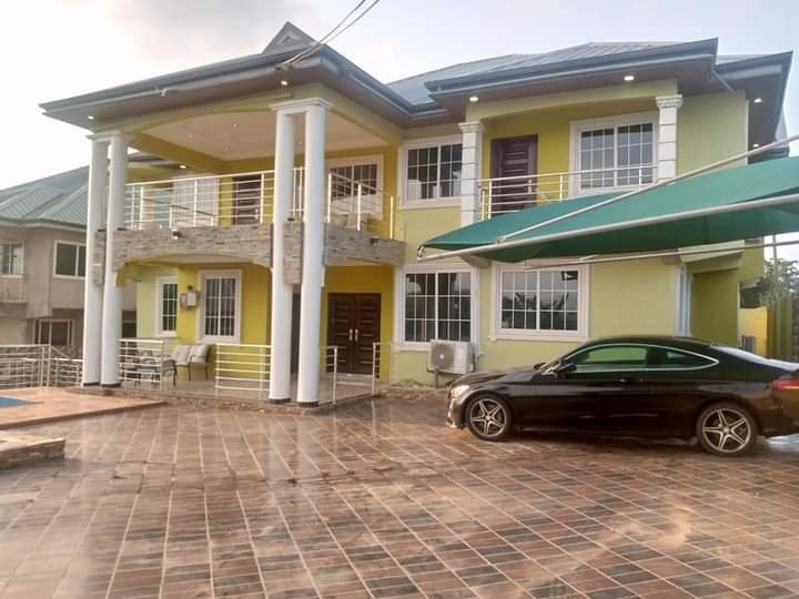 4-BEDROOM EXECUTIVE HOUSE WITH BOYS’ QUARTERS & SWIMMING POOL FOR SALE